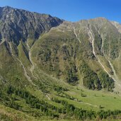 wiesen im sailertal dahinter hochwart und zetticher und verstadlspitze