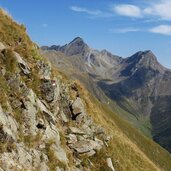 pfad a richtung wannser joch dahinter penser sarner weisshorn