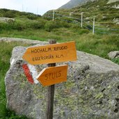 wegweiser bei ursprung am jaufenkamm urweg