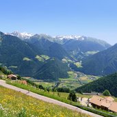 ortschaft egg dosso bei freienfeld penserjoch strasse radfahrer dahinter wipptal mit mauls