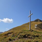 kreuz am wannserjoch dahinter alpenspitz