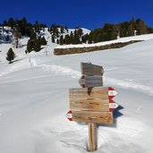 schneeschuh wander weg martelltal wegweiser bei peder stieralm winter