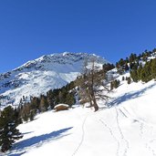 spuren im schnee bei peder stieralm martell winter