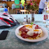 alpenrosenhof eier mit speck und roestkartoffeln