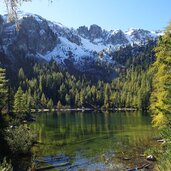 puntleider see dahinter schoenjoch und sulzspitze im herbst