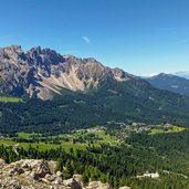 latemar mit ortschaft karersee dorf