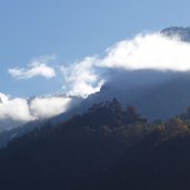 herbst blick auf schloss proesels nebel