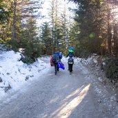 schotterweg familienwanderung