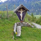 abstieg forstweg bei tanas nach eyrs und laas kreuz