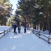 wanderer mit rodel villanderer alm winter