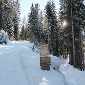 weg von moos zur nemeshuette winter abzweigung wegweiser