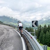 jaufenpass strasse westlich von gasteig nebel radfahrer