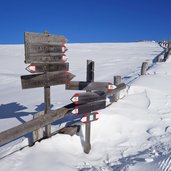 winterlandschaft bei stoeffl huette wegweiser wanderwege