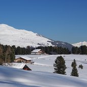 blick zu gasthaus rinderplatz villanderer alm winter