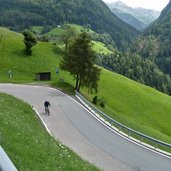 jaufenpass strasse bei st leonhard radfahrer