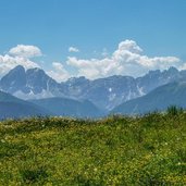 rodeneckeralm aussicht richtung peitlerkofel und plose