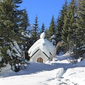 sexten kreuzbergpass winter st michael kapelle schnee