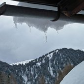 dach mit eiszapfen schnee winter