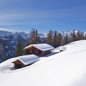 huetten unterhalb der weizgruber alm winterlandschaft