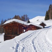 huetten unterhalb der weizgruber alm winterlandschaft