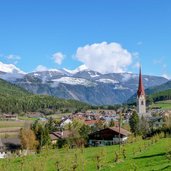 schabs im april dahinter pfunderer berge mit schnee