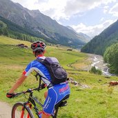 mountainbiker rad person pfossental entlang pfossentalbach