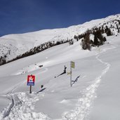 winter muehlwalder almweg bei weizgruber alm lawinengefahr