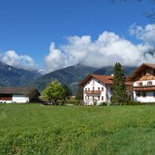 landschaft bei ortschaft raas natz schabs