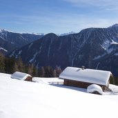 huetten unterhalb der weizgruber alm winterlandschaft