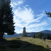 vigiljoch st vigilius kirche im gegenlicht herbst