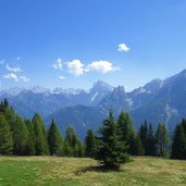 wiesen unterhalb brunstridl und pragser dolomiten