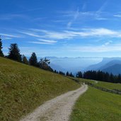 wiesen bei vigiljoch blick nach sueden