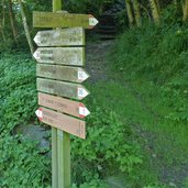 weg richtung passerschlucht bei st leonhard wegweiser