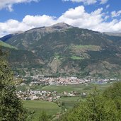 blick von noerdersberg auf schlanders dorf und goeflan