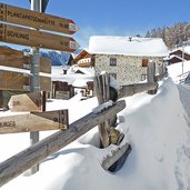 wegweiser bei pramajur praemajur hoefe hotel watles winter