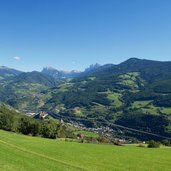 wiesen oberhalb von villanders und klausen blick richtung geisler dolomiten