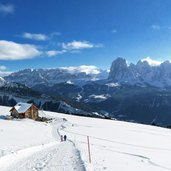 rifugio resciesa raschoetz huette winter dahinter sella und langkofel