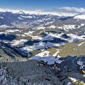 raschoetz winter aussicht auf villnoesstal villnoess dahinter eisacktal