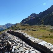 schutzmauer martelltal am plimabach dahinter schranspitze