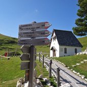 wegweiser am sellajoch