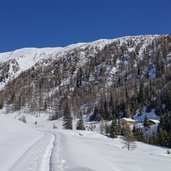 silvestertal winter toblacher hoehenweg bei silvesteralm dahinter strickberg und marchkinkele