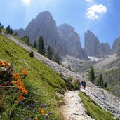 wanderweg zur langkofelhuette dahinter zahnkofel