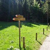 wegweiser schoenegg bei gampenpass