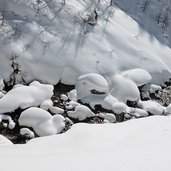 verschneites bachbett der ahr bei prettau kasern