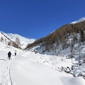 schneeschuhwanderer bei trinksteinalm prettau ahrntal