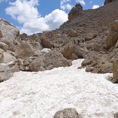 weg aufstieg zur langkofelscharte schneefeld