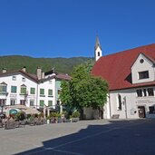 sterzing stadtplatz mit heiliggeistkirche