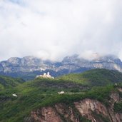 blick von unterrain nach hocheppan nebel gantkofel