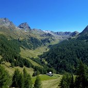 aussicht foessalm richtung untere gostalm bei rabenstein hinterpasseier