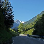 stilfserjoch strasse bei stilfs im schatten